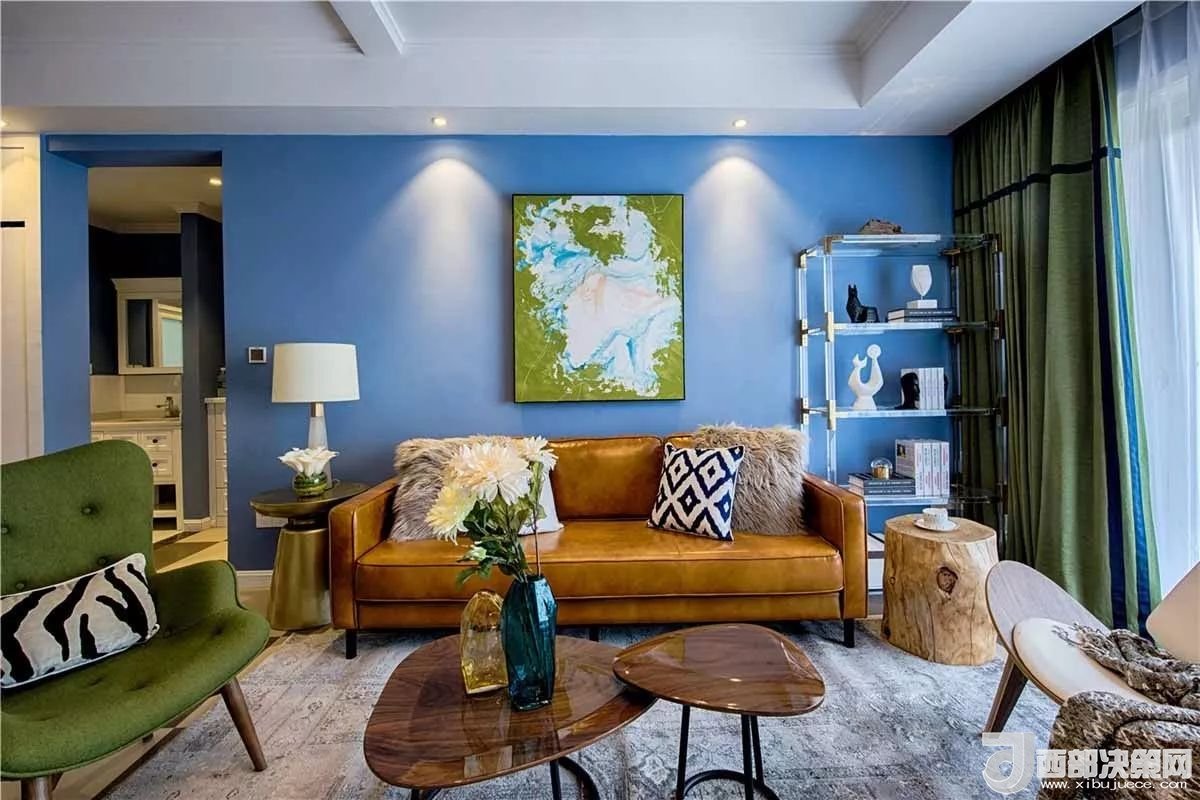 沙發(fā)背景墻選對(duì)裝飾畫，才能美了整個(gè)客廳空間！