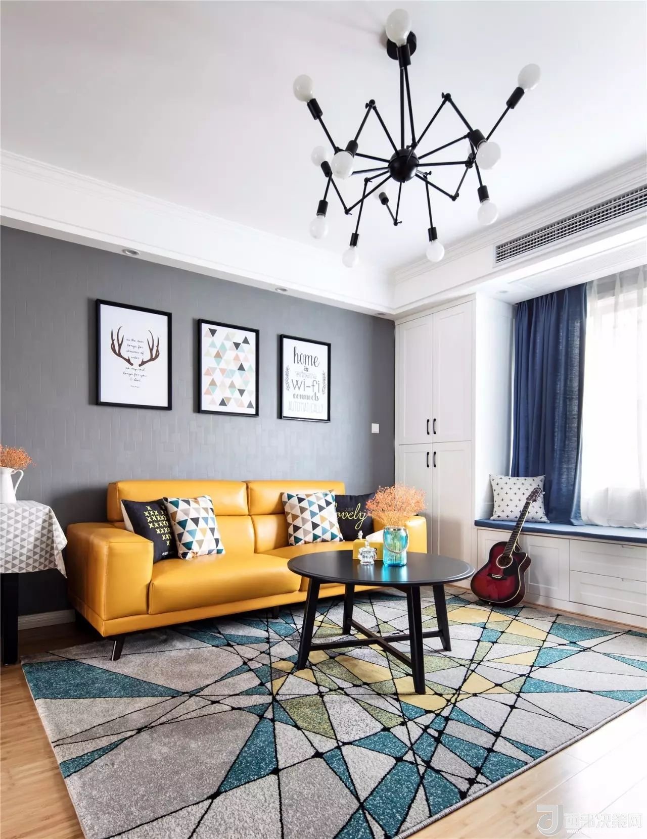 沙發(fā)背景墻選對(duì)裝飾畫，才能美了整個(gè)客廳空間！