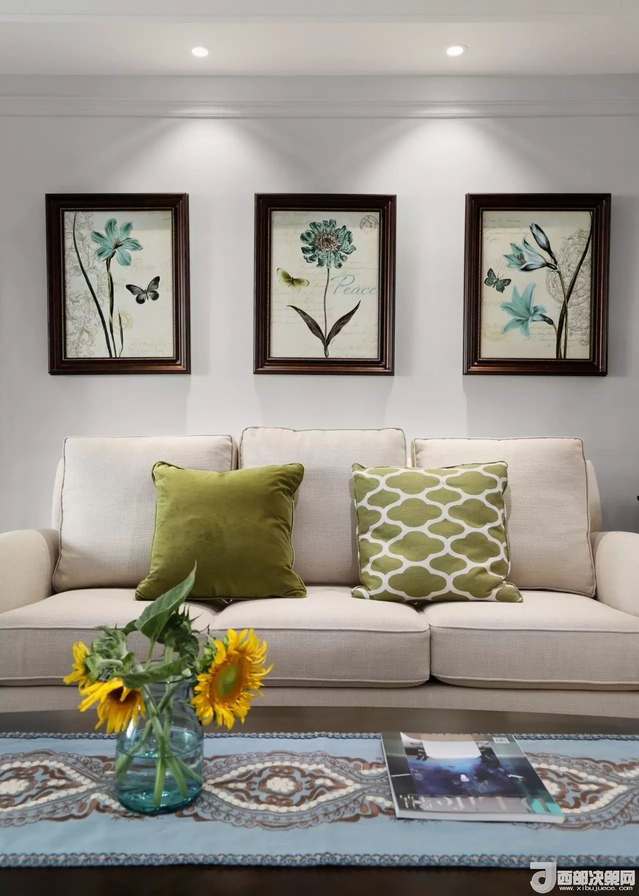 沙發(fā)背景墻選對(duì)裝飾畫，才能美了整個(gè)客廳空間！