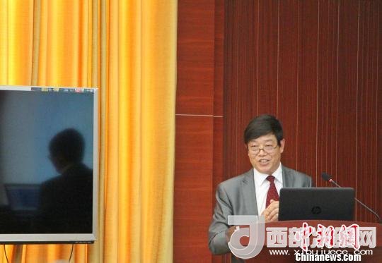 圖為中南大學(xué)教授歐陽(yáng)友權(quán)在現(xiàn)場(chǎng)作了題為“我國(guó)文化產(chǎn)業(yè)發(fā)展的三大拐點(diǎn)與高校的責(zé)任”報(bào)告。　趙曉 攝