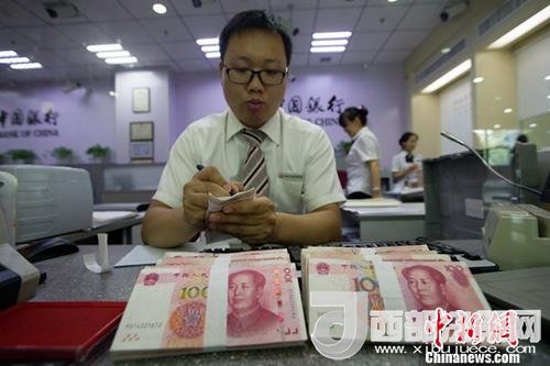 資料圖：銀行工作人員正在清點貨幣。<a target='_blank' >中新社</a>記者 張云 攝