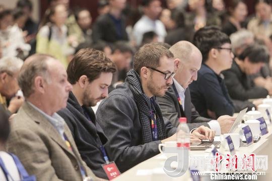 河北工業(yè)設計創(chuàng)新中心(以下簡稱HIDC)啟動儀式暨“設計促轉(zhuǎn)型·創(chuàng)新贏未來”國際工業(yè)設計工作坊26日在河北省省會石家莊市舉行。圖為與會各國設計師?！⌒ば?攝