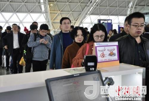 圖為旅客等待進(jìn)入客艙?！慰∶?攝