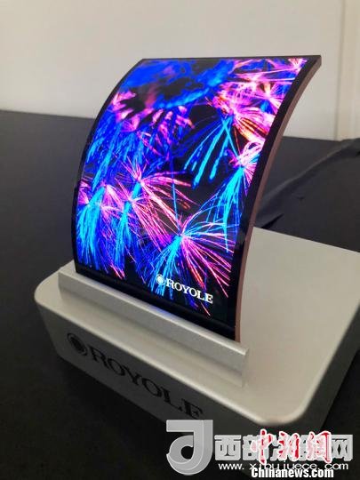 柔宇科技全柔性顯示屏在固定曲面上的應(yīng)用?！∪嵊羁萍脊﹫D 攝