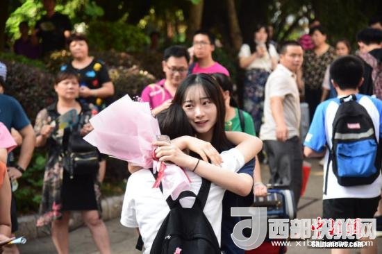 資料圖：一名家屬擁抱走出考場(chǎng)的考生。 王以照 攝