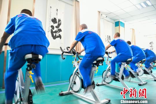山西省戒毒人員正在進(jìn)行身體鍛煉?！⊥踅ㄜ?攝