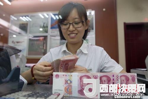 7月5日，山西太原一銀行工作人員正在清點貨幣。人民幣對美元匯率中間價在經(jīng)歷了過去11個交易中的10次下調后終于迎來大漲。5日，中國外匯交易中心公布人民幣對美元匯率中間價報6.6180，較前一交易日大幅上調415個基點，創(chuàng)下自2017年10月11日以來的最大升幅。<a target='_blank' >中新社</a>記者 張云 攝