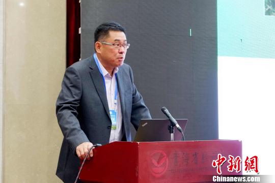 圖為青海省農(nóng)林科學院副院長、國家大麥青稞產(chǎn)業(yè)技術體系崗位科學家遲德釗正在發(fā)言?！±铍h 攝