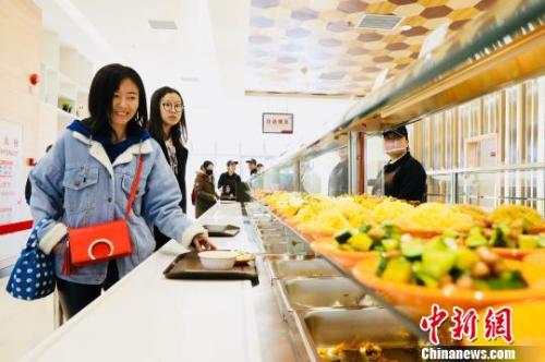 　資料圖：消費(fèi)者在餐廳就餐?！惴?攝