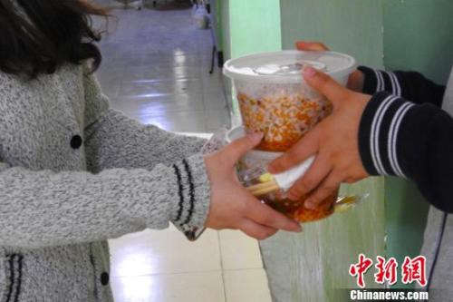 外賣配送員將外賣送到學(xué)生宿舍。受訪者供圖