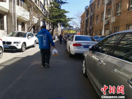 圖為餓了么配送員正在送餐。 謝藝觀 攝