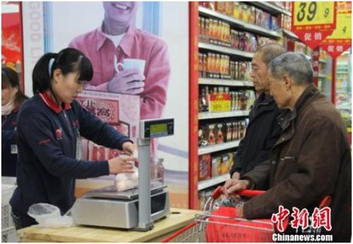 資料圖：在保定市北市區(qū)一家大型超市內(nèi)，促銷員正在為購買雞蛋的市民稱量、打包。李芳華 攝