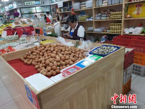 圖為菜市場(chǎng)里賣的雞蛋。 謝藝觀 攝