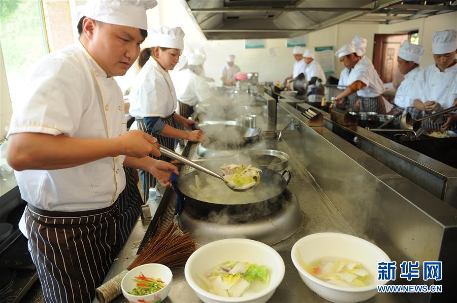 (壯麗70年·奮斗新時(shí)代——共和國發(fā)展成就巡禮·圖文互動)(5)多彩貴州闖新路