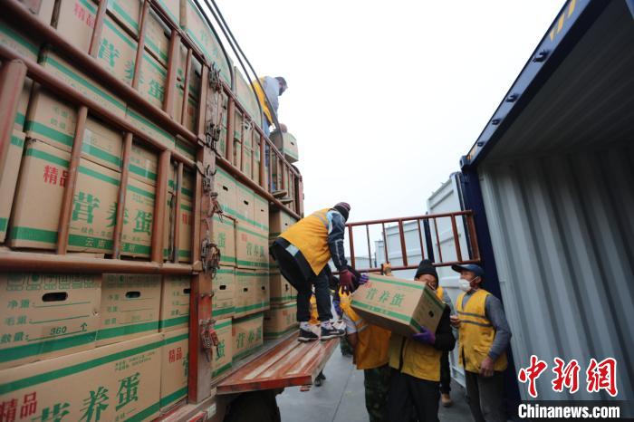圖為鐵路裝卸作業(yè)人員正在將云南特色農(nóng)產(chǎn)品裝入集裝箱。　楊航 攝