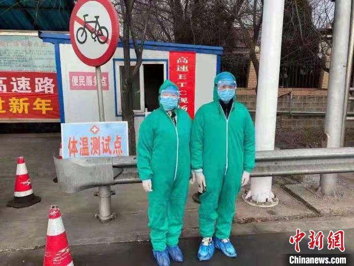 鄉(xiāng)鎮(zhèn)衛(wèi)生院和社區(qū)衛(wèi)生中心工作人員排查發(fā)熱患者?！〗樾菔嗅t(yī)療集團供圖 攝