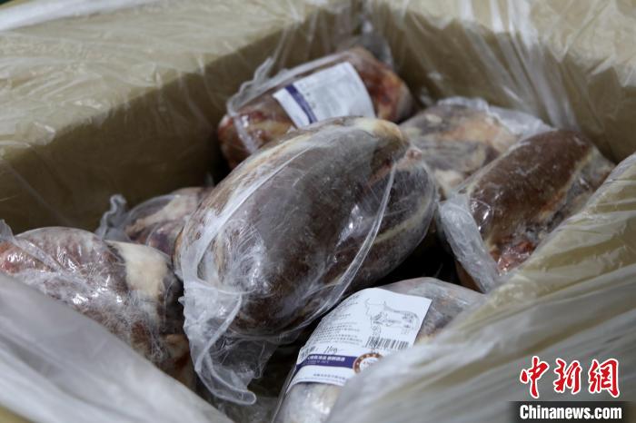 當(dāng)雄縣援鄂物資中的牦牛肉，圖中的為腱子肉，是牦牛肉中的“極品”。　當(dāng)雄縣 供圖 攝