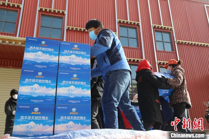 西藏當(dāng)雄給湖北荊州送去冰川礦泉水、牦牛肉等物資