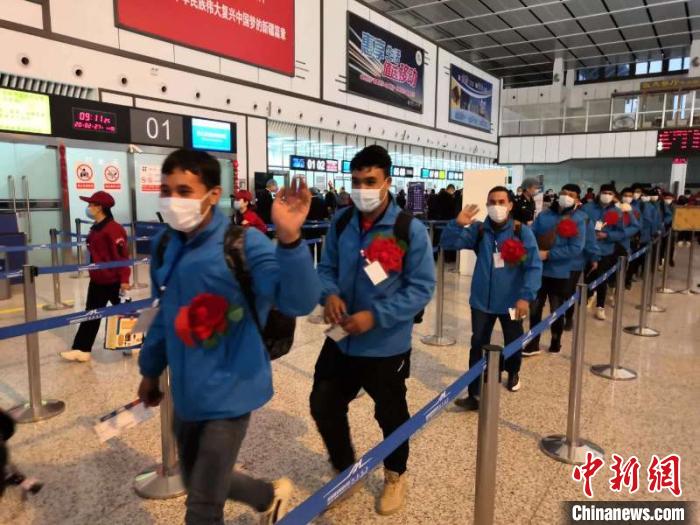 外出務(wù)工人員有序排隊辦理登記手續(xù)?！O友軍 攝