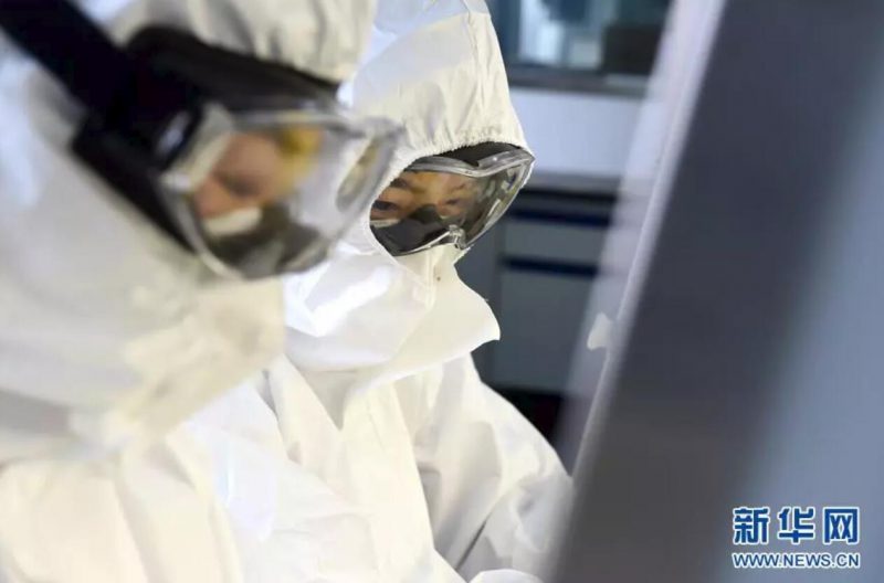 ▲資料圖片：負(fù)責(zé)新型冠狀病毒核酸檢測(cè)的工作人員，在實(shí)驗(yàn)室進(jìn)行樣本處理。（新華社發(fā) 周牧 攝）