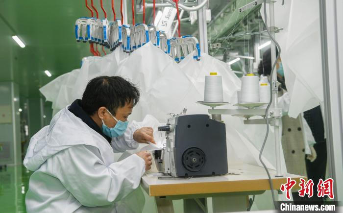 工人生產(chǎn)防護(hù)服，保障抗疫物資供應(yīng)。廣安市委宣傳部供圖