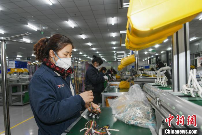 工人戴著口罩搶抓生產(chǎn)?！】到?攝