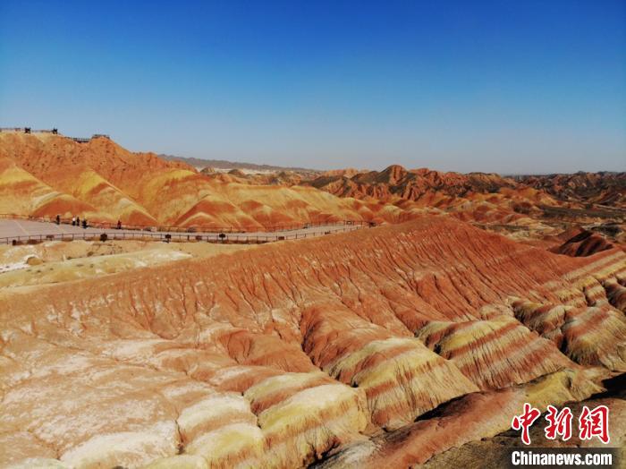 航拍下的七彩丹霞?！钇G敏 攝
