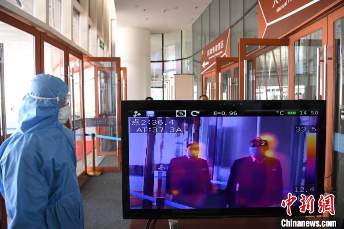 圖為游客步行通過紅外線測(cè)溫通道?！钇G敏 攝