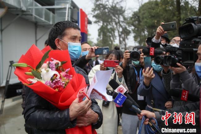 圖為貴州省最后一名新冠肺炎確診患者從貴州省將軍山醫(yī)院出院，患者接受媒體采訪。　瞿宏倫 攝