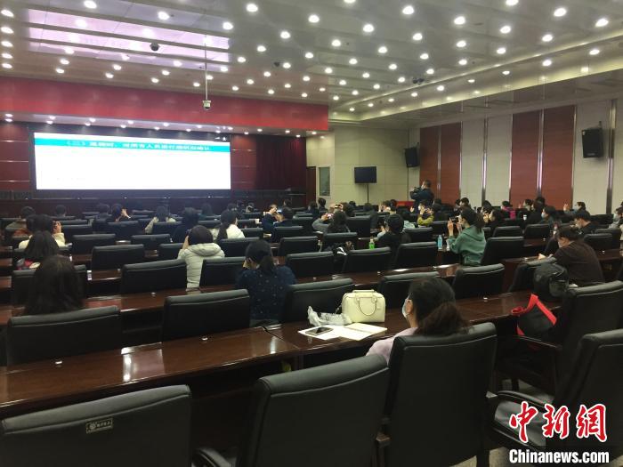 山西選派554名疫情防控指導(dǎo)員駐校指導(dǎo)高三年級(jí)開學(xué)疫情防控。　高瑞峰 攝