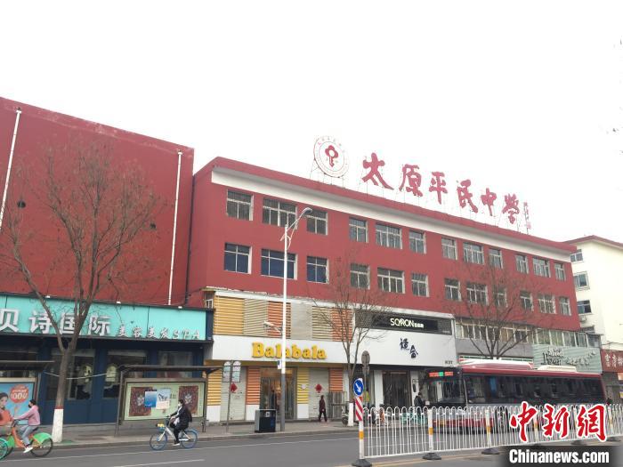 所有師生實(shí)行“日?qǐng)?bào)告”“零報(bào)告”制度，確保開(kāi)學(xué)后校園衛(wèi)生安全?！「呷鸱?攝