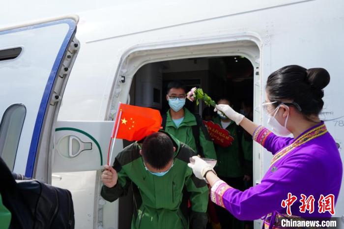 圖為機組工作人員歡迎醫(yī)療隊隊員 王浩帆 攝 圖為機組工作人員歡迎醫(yī)療隊隊員 王浩帆 攝