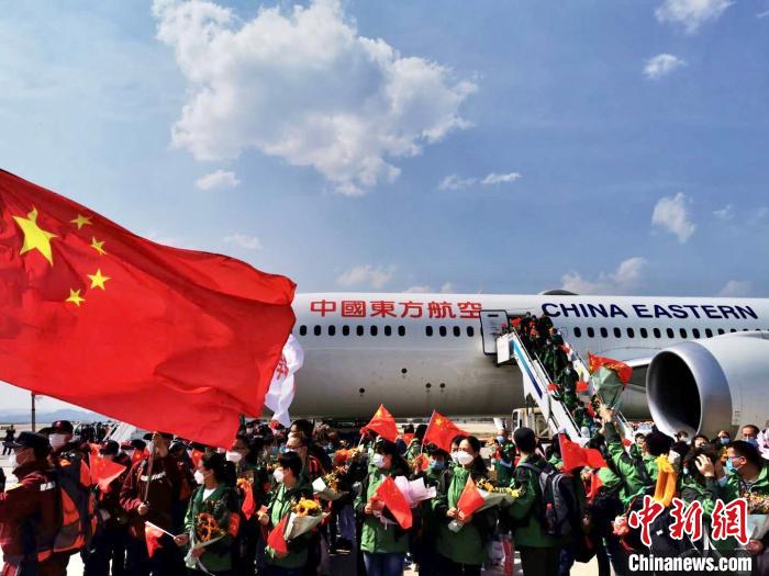 圖為醫(yī)療隊員抵達昆明長水機場 王浩帆 攝 圖為醫(yī)療隊員抵達昆明長水機場 王浩帆 攝