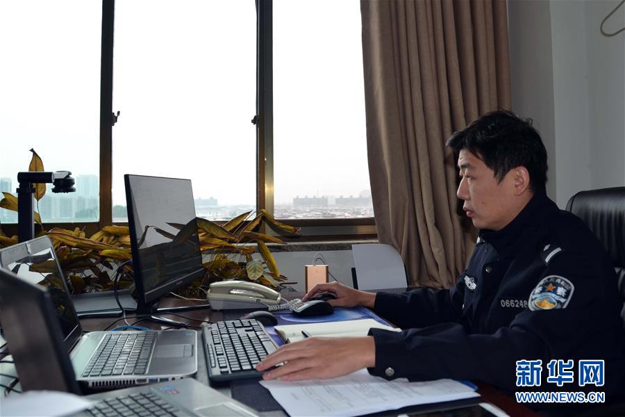 （習(xí)近平致敬的戰(zhàn)“疫”英雄·公安干警篇·圖文互動(dòng)）（8）他們，抗疫一線鑄警魂