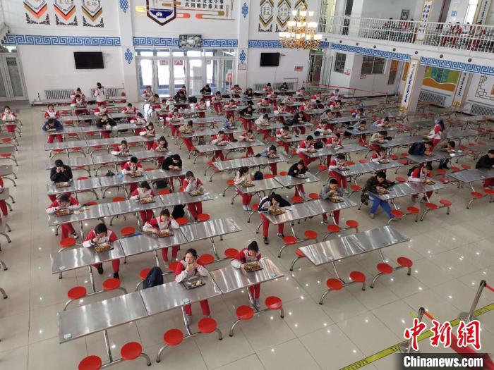 圖為學(xué)生們?cè)谑程镁筒??！鯆I娜 攝