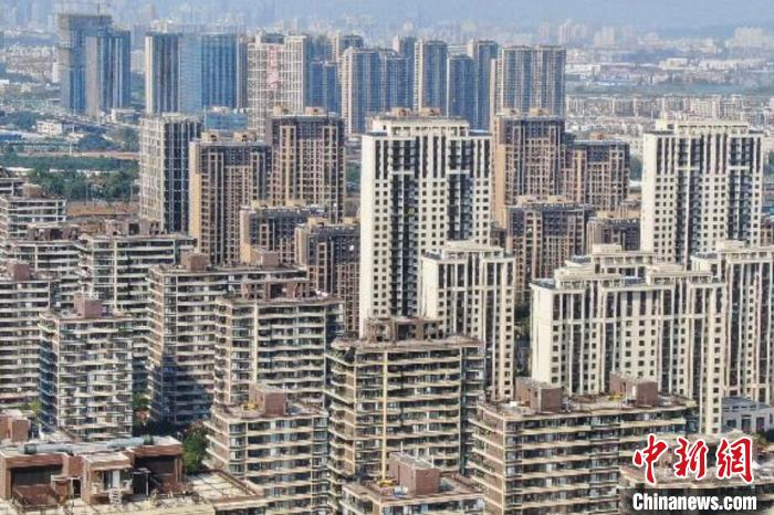 房地產(chǎn)行業(yè)作為特殊的商品銷售業(yè)，受疫情影響，一些企業(yè)資金回籠困難，亟待金融和稅務(wù)部門的政策支持。　泱波 攝