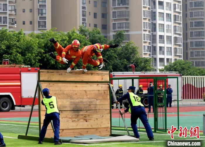 新消防員進行消防障礙接力操展示。　劉忠俊 攝