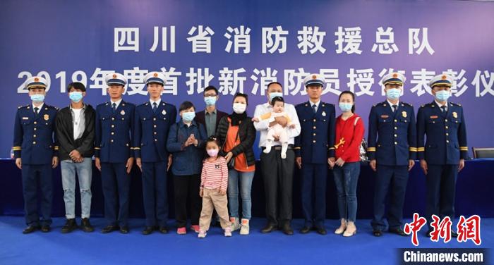 3名新消防員與親人現(xiàn)場見證授銜儀式?！⒅铱?攝