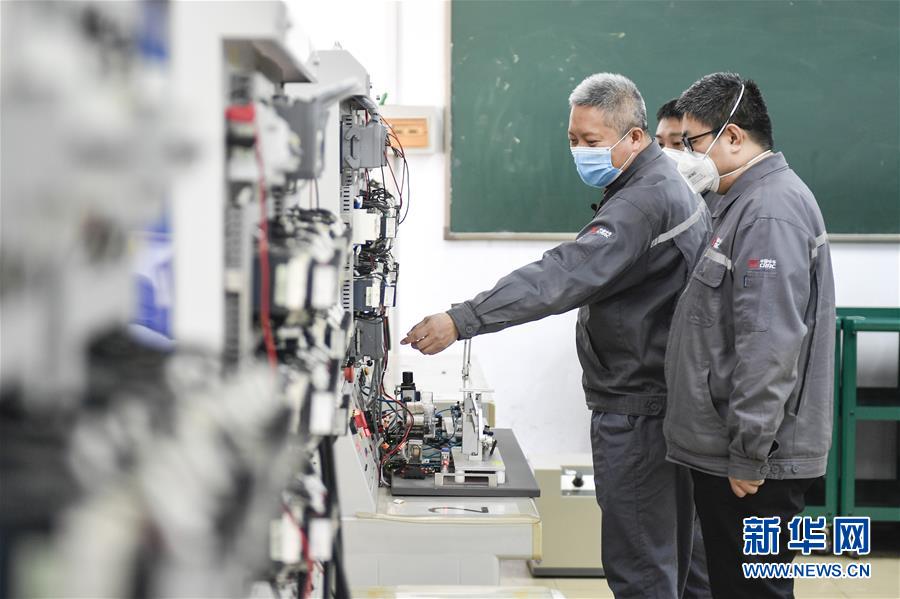 （在習近平新時代中國特色社會主義思想指引下——新時代新作為新篇章·習近平總書記關切事·圖文互動）（8）汗水的味道——記錄奮戰(zhàn)在復工復產(chǎn)一線的勞動者