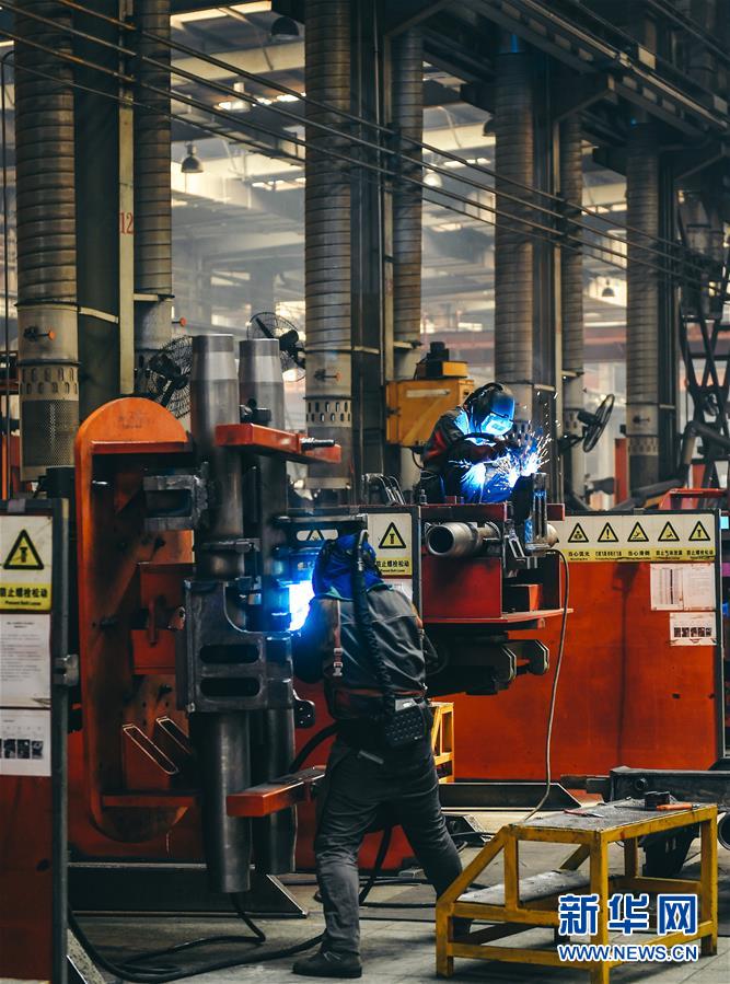 （在習近平新時代中國特色社會主義思想指引下——新時代新作為新篇章·習近平總書記關切事·圖文互動）（4）汗水的味道——記錄奮戰(zhàn)在復工復產(chǎn)一線的勞動者