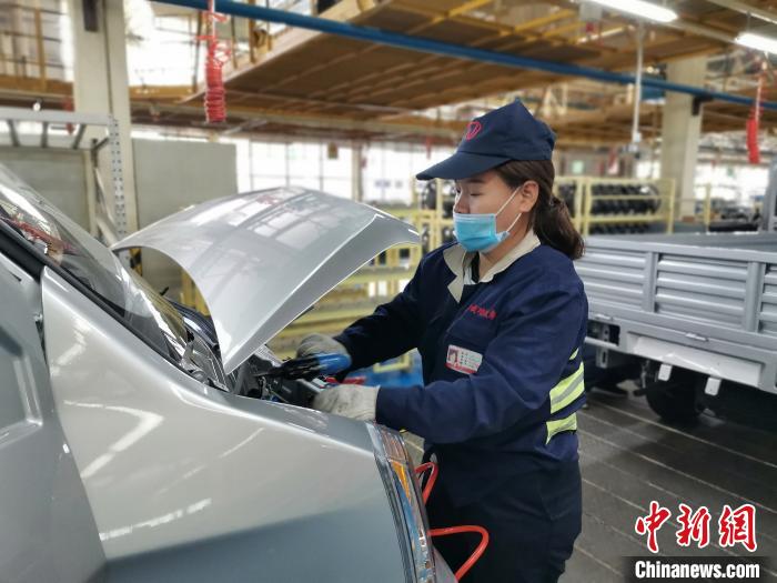 在滿足國外市場供應的同時，成功汽車也緊盯國內(nèi)市場，拓渠道保銷量?！「唢w 攝