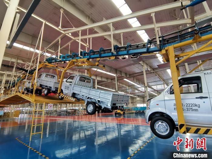 成功汽車是山西省重點轉(zhuǎn)型項目，擁有國內(nèi)先進的零部件、發(fā)動機整機自動裝配和發(fā)動機生產(chǎn)線、實驗線，還有國際一流的工業(yè)機器人?！「唢w 攝