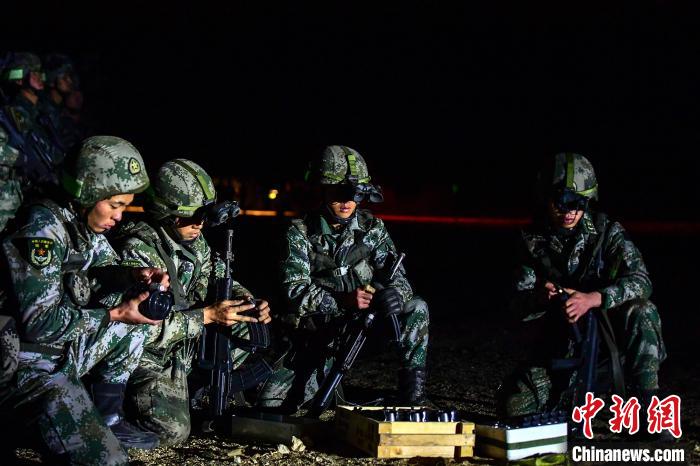 戰(zhàn)士正在補(bǔ)充彈藥?！∑呀?攝