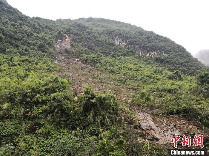 山體滑坡處。　黃鵬 攝