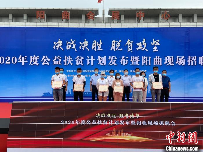 在現(xiàn)場，綠地集團(tuán)與困難就業(yè)群體就業(yè)代表簽署勞務(wù)合同，并為首批6名就業(yè)代表頒發(fā)上崗證書?！∏愊?攝