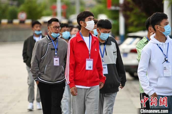 7月7日，考生在拉薩三高考點外有序排隊，等待進入考場?！『闻罾?攝