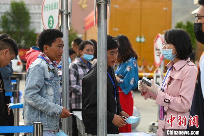 7月7日，考生在拉薩三高考點外進行身份證件核驗?！『闻罾?攝