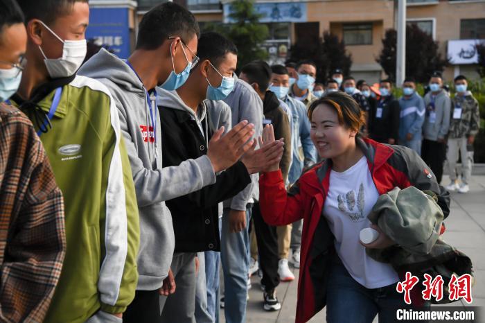 7月7日，拉薩三高考點外，領隊老師與考生擊掌鼓勁加油?！『闻罾?攝