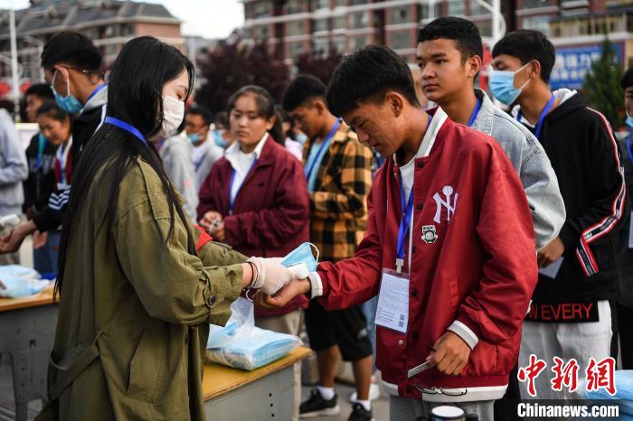 7月7日，考生在拉薩三高考點外測量體溫。　何蓬磊 攝