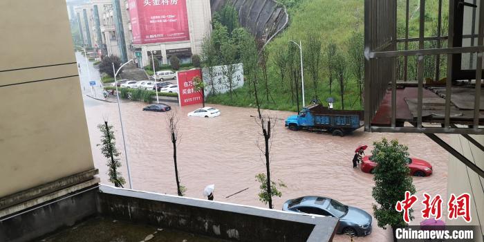 圖為重慶萬州城區(qū)積水嚴(yán)重。　重慶萬州區(qū)委宣傳部供圖 攝